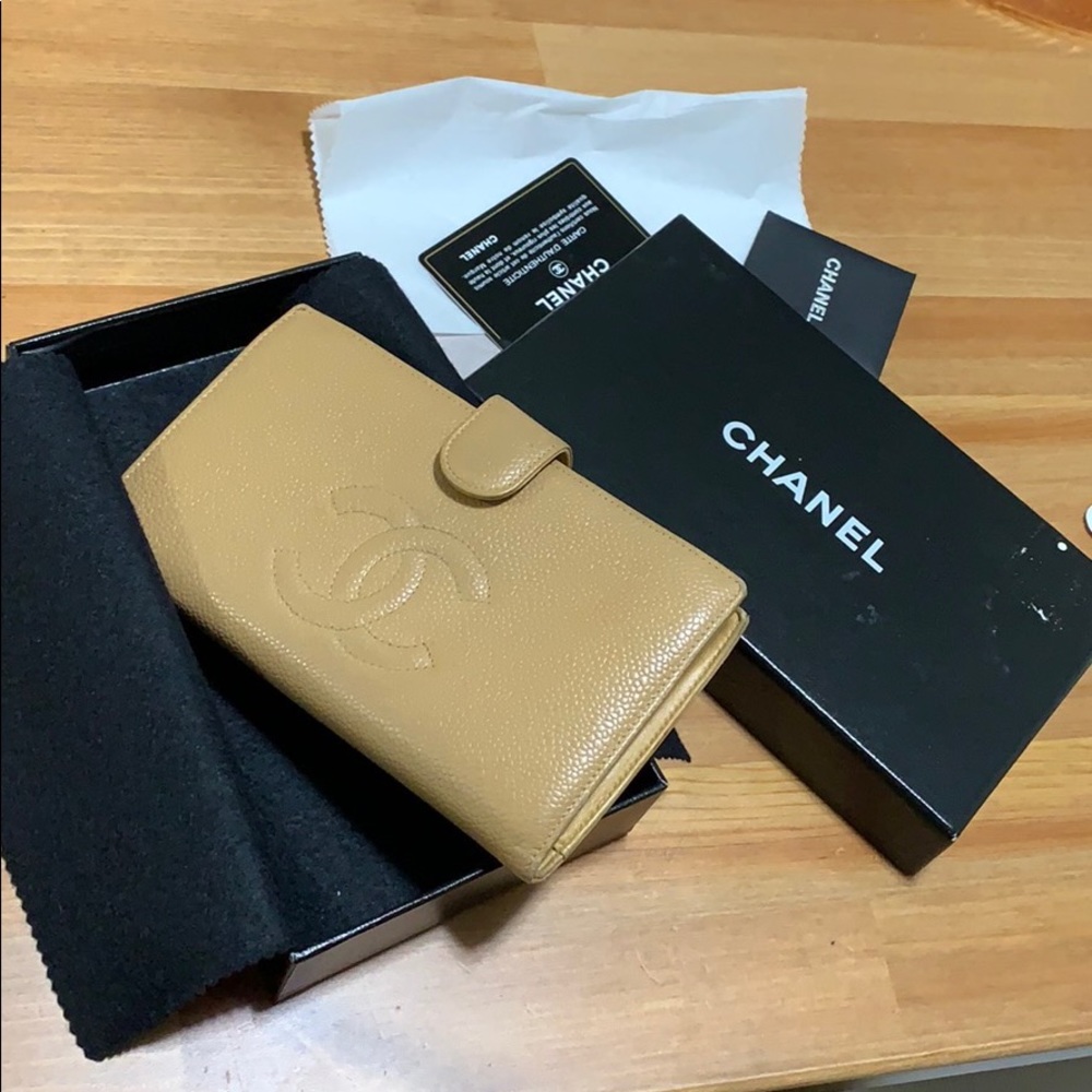 💯 authentic Beautiful Chanel wallet